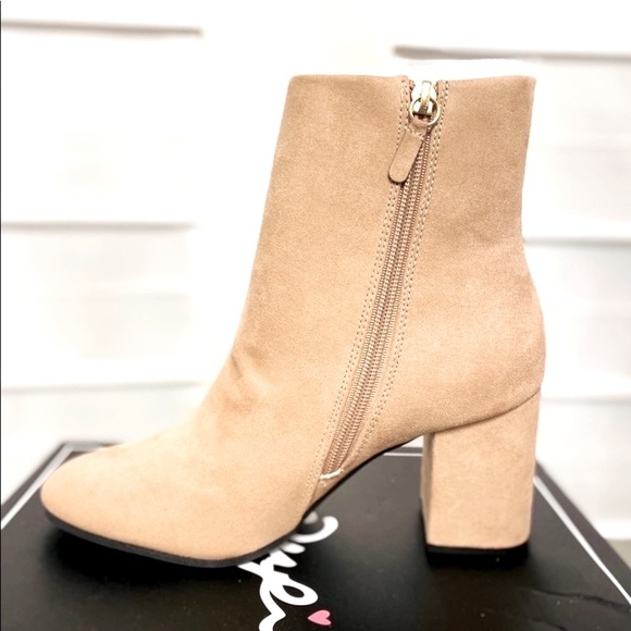 Qupid Warm Taupe Faux Suede Round Toe Inside Zipper Block Ankle Boots NWB 7 - Picture 6 of 12